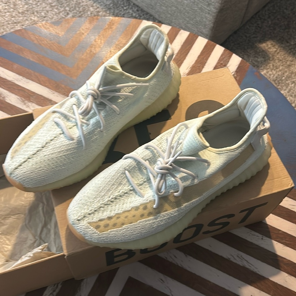Yeezy 350 V2